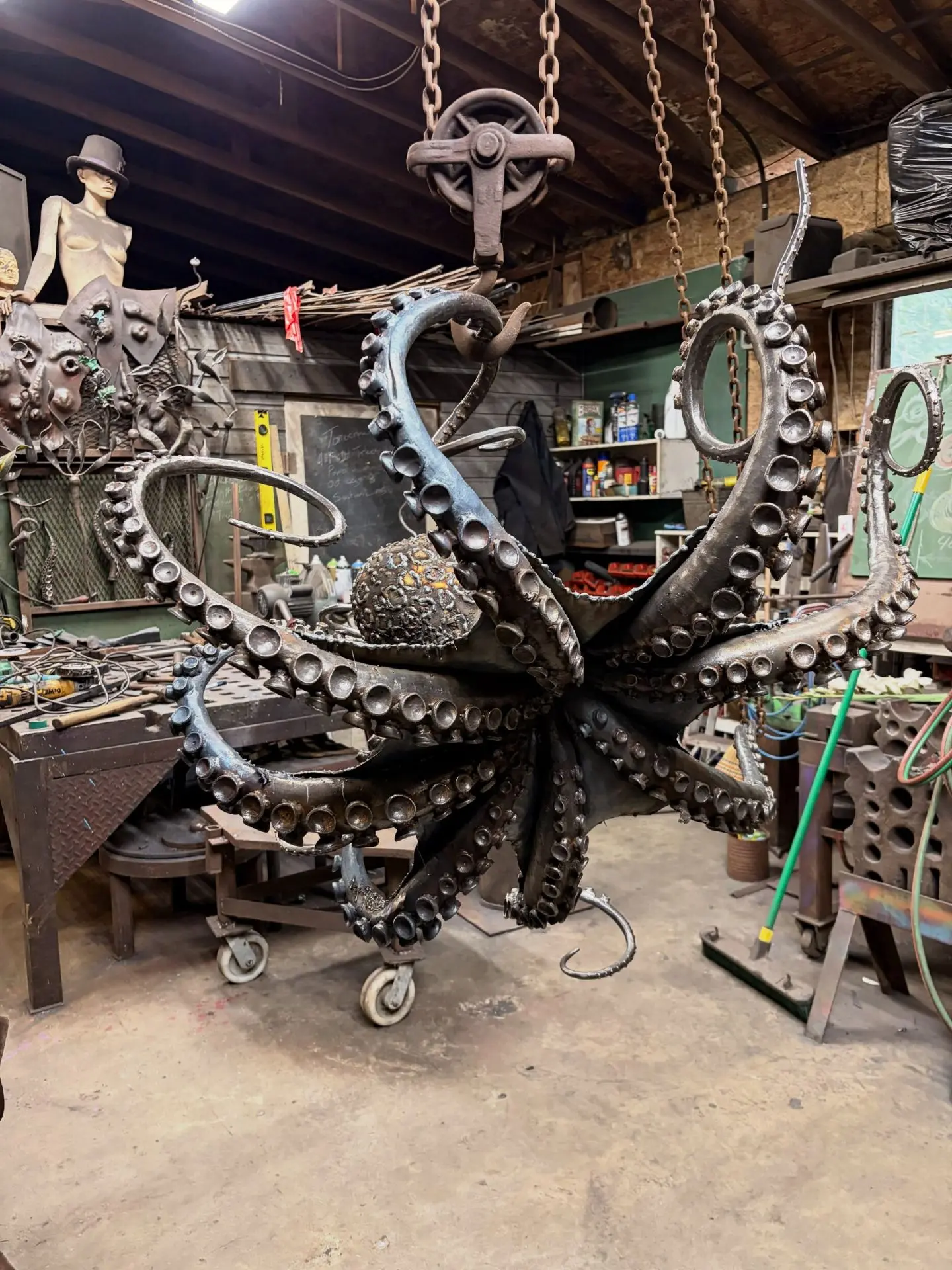 Скульптура осьминога из металла🐙