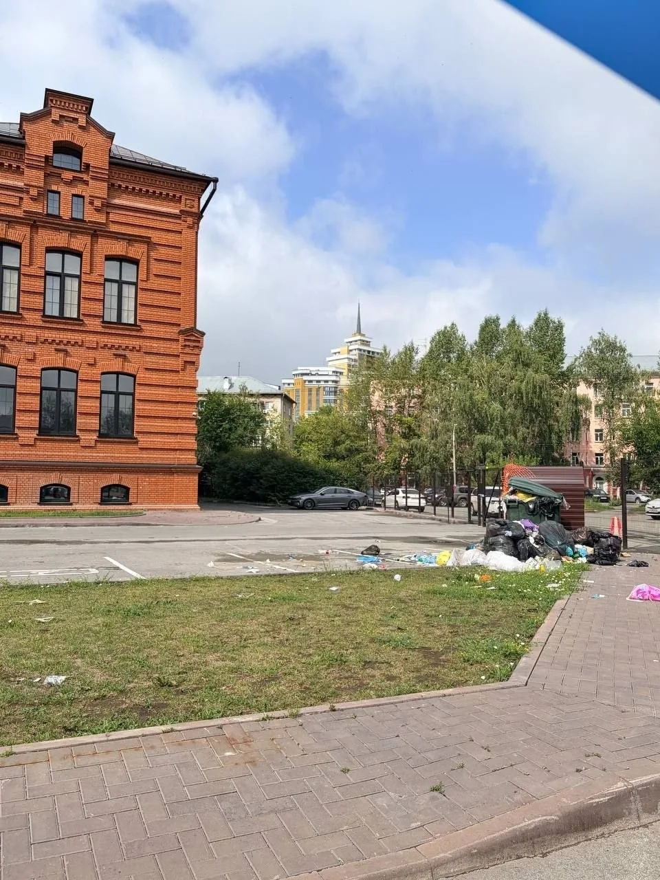 Просим обратить внимание на ситуацию с контейнерной площадкой в ЖК Две эпохи на проспекте Комсомольс