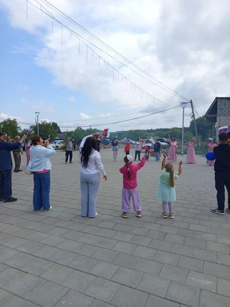 В сердце нашего села, на площади перед СДК п.Красноармеец, 12 июня было многолюдно и празднично. Ярк