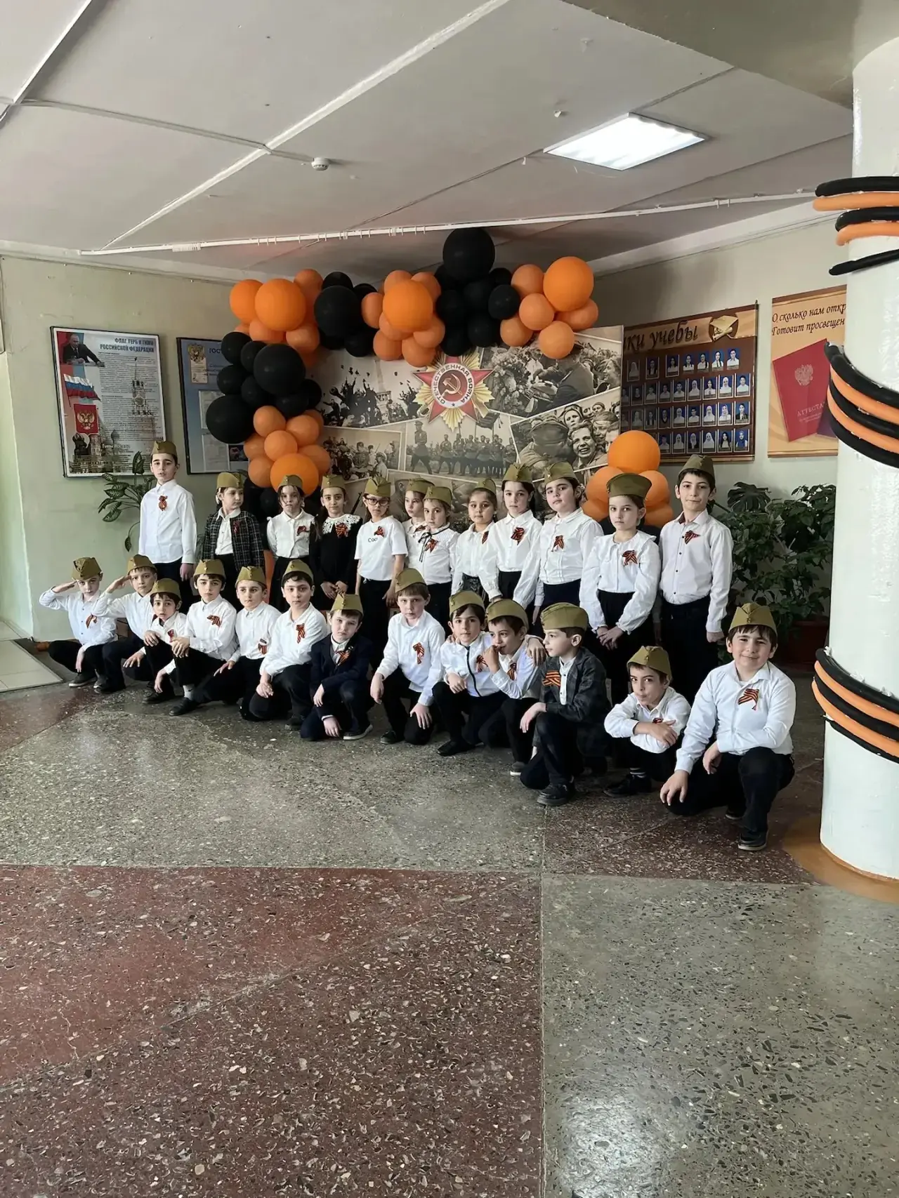 В 1 «Е» классе прошел классный час, посвященный Дню Великой Победы. Дети читали стихи , пели песни, 
