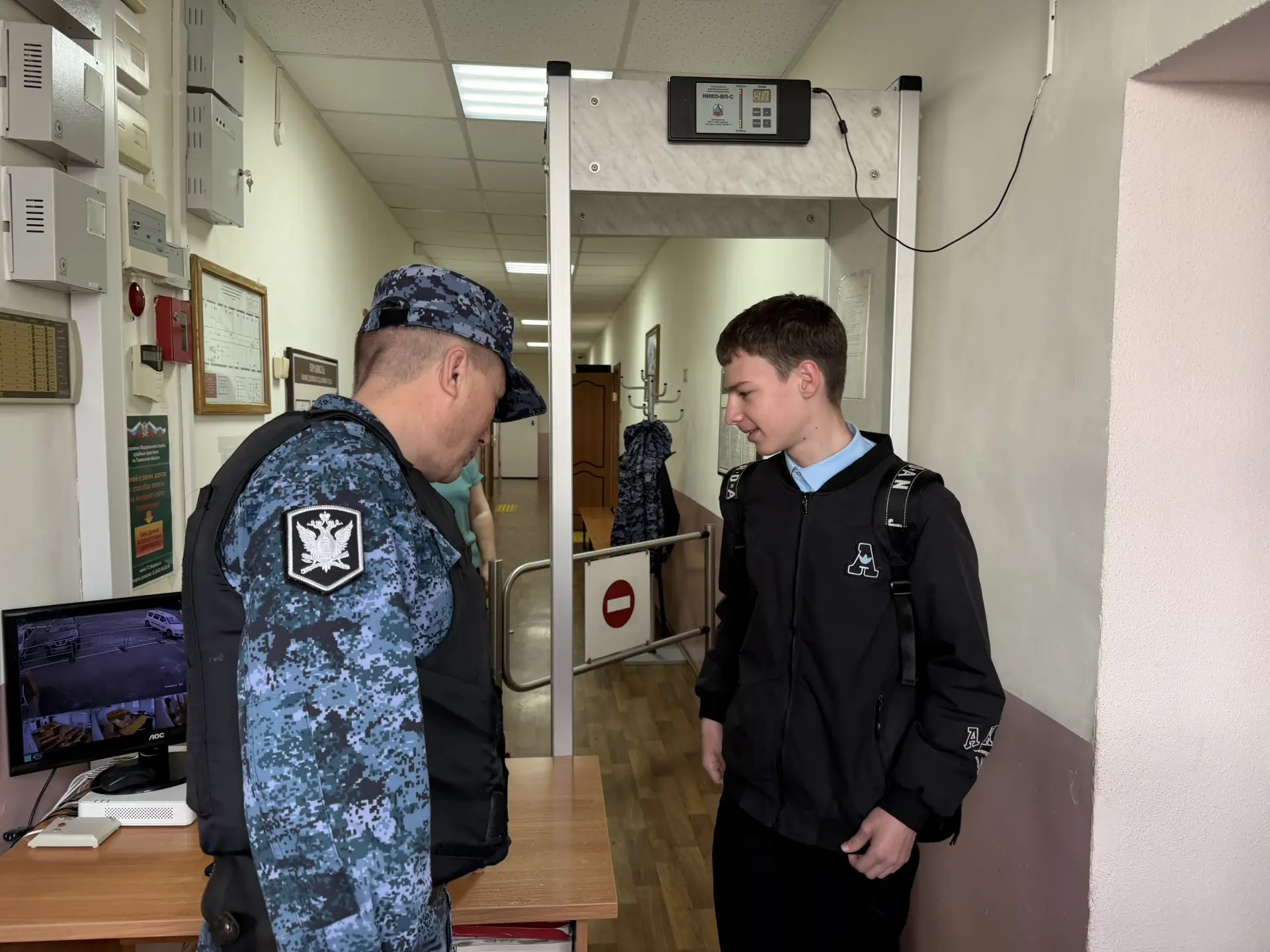🎯⚖️ Сегодня состоялась вторая встреча учащихся 8 "Г" класса с представителями районного суда. Судья 