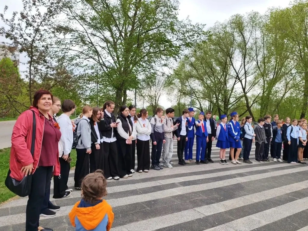 🎖Город живёт музыкой Победы!   9 мая наступит уже завтра. Во дворах города проходят  концерты творче