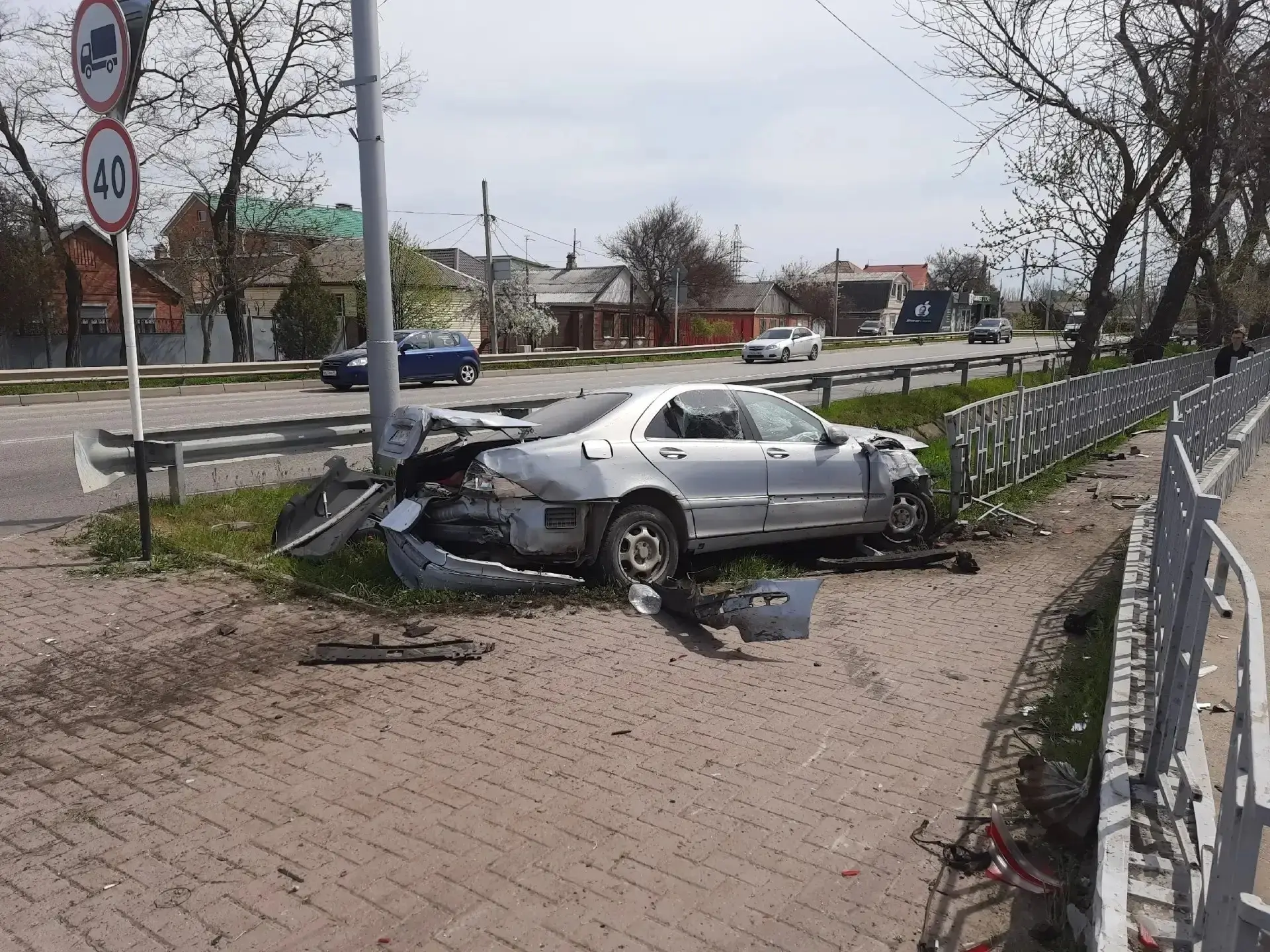 Водитель Мерседеса выскочил на тротуар и устроил ДТП.  Ранним утром в Ейске водитель Мерседеса вылет