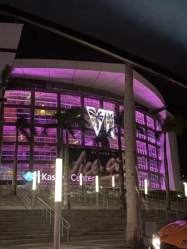 📸 Весь Kaseya Center украсили в стиле GTA 6
