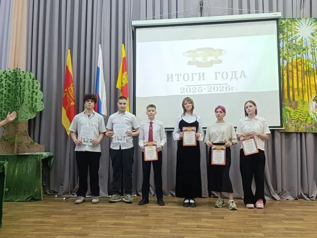 Фотографии с итоговой линейки 8 -х и 10-х классов!
