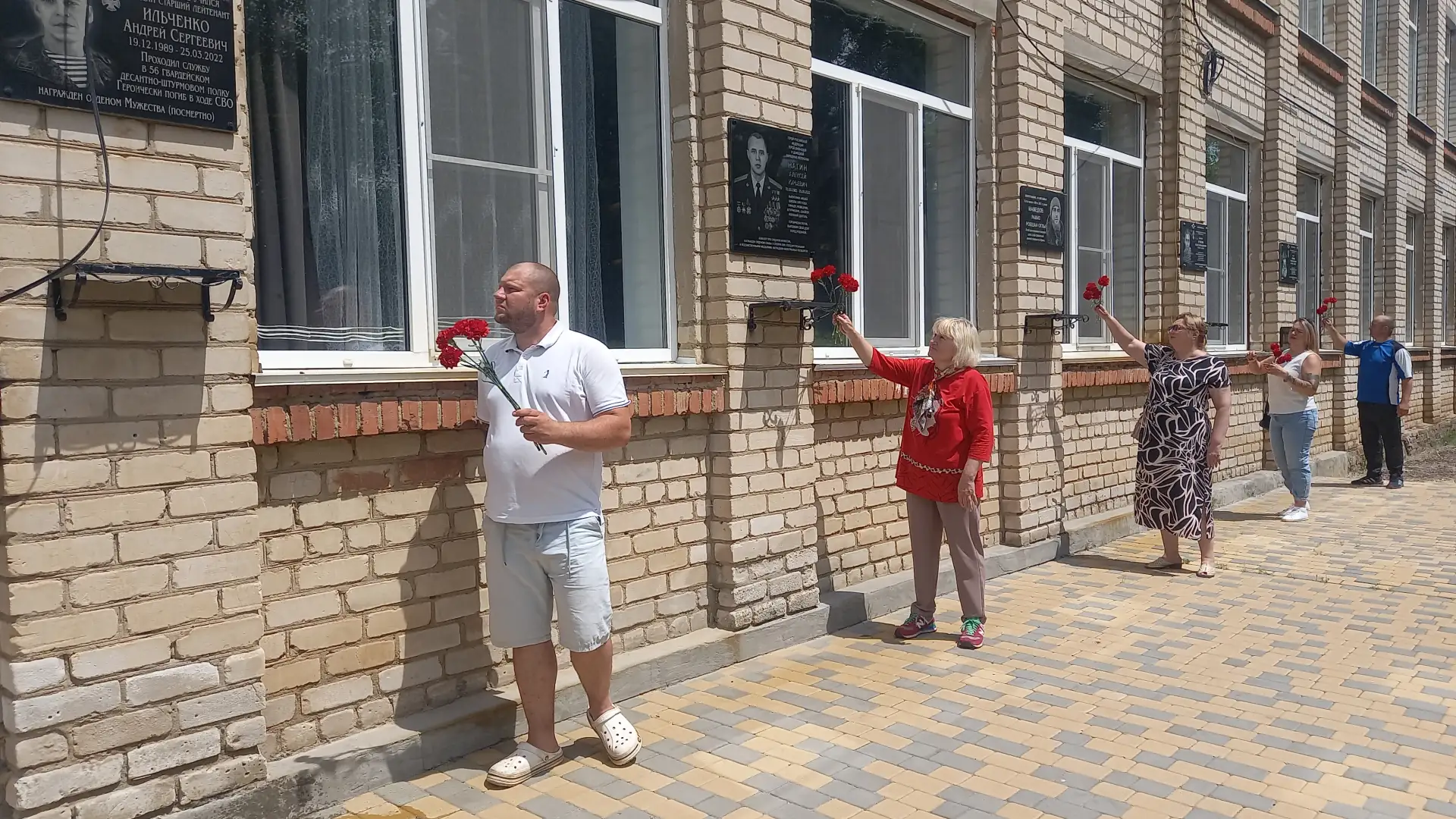 🇷🇺12 июня, после проведения праздничной программы на площадке "Центральная", артисты Волгоградског