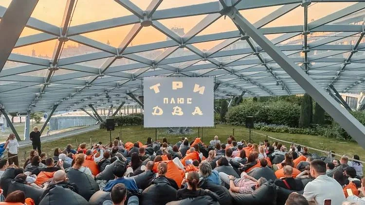 🍿Топ открытых летних кинотеатров Москвы.

- Москино Музеон

В программе авторское кино, фестивальны
