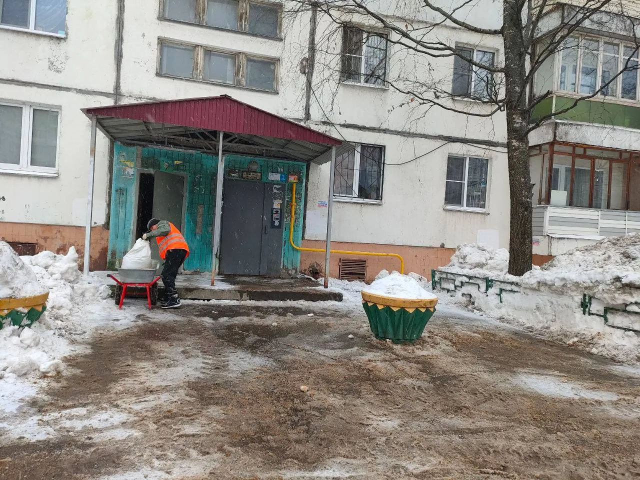 🚜❄ Вчера на ул. Акимова, дом 2 работал мини-трактор.  Этот небольшой, но очень полезный помощник нез