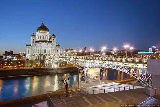 ‼️ Человек спрыгнул с Патриаршего моста в центре Москвы.

Спасатели достали пострадавшего из Москвы-