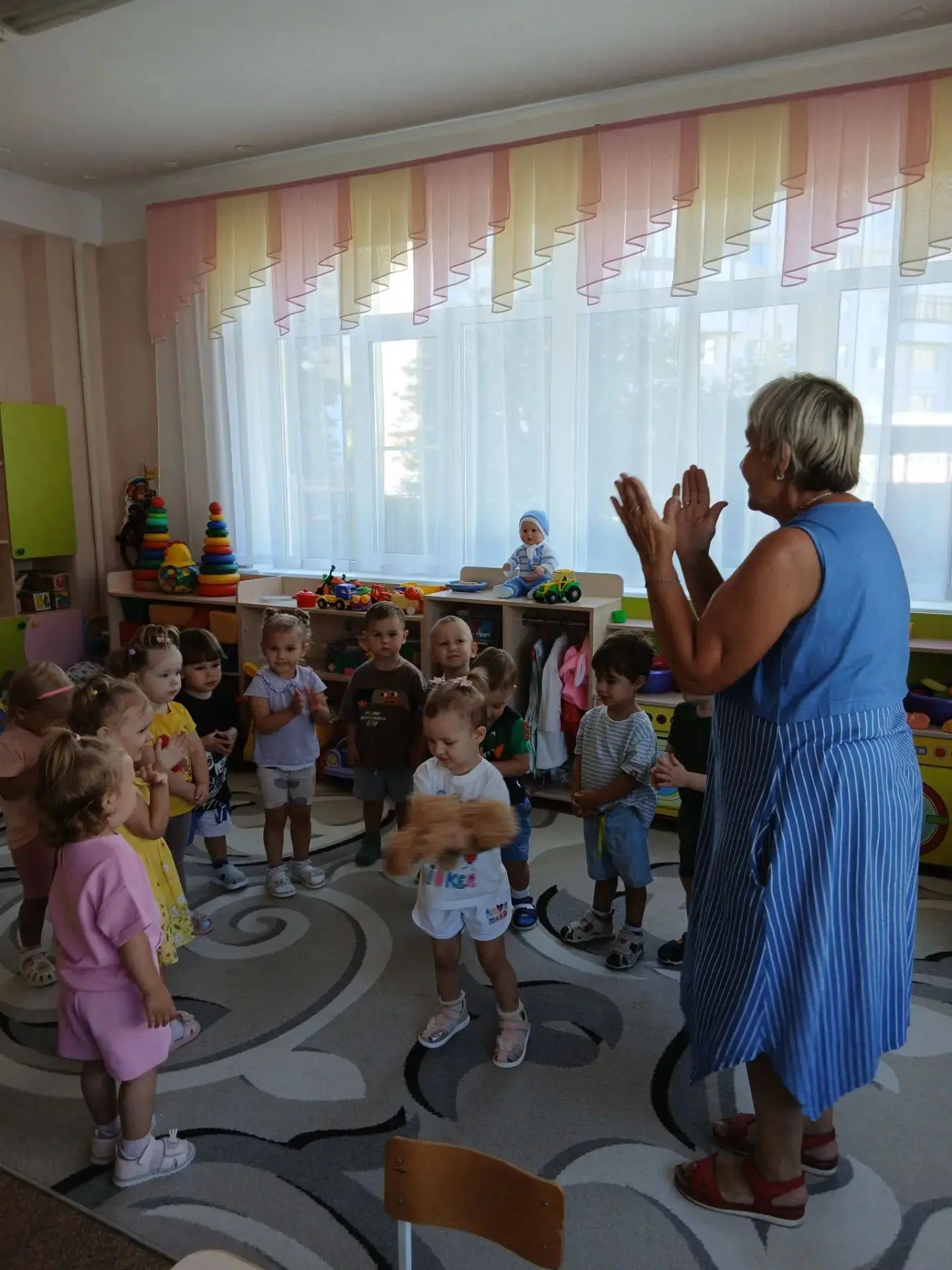 Адаптация в первой младшей группе N8. Игра "Мишка в гости к нам пришел"