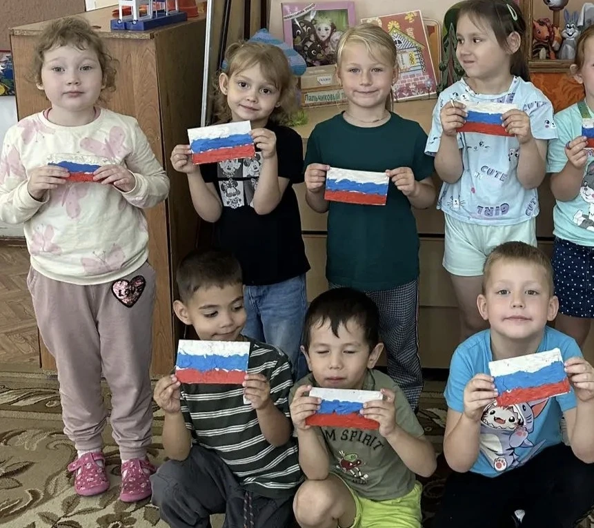 К Дню Государственного флага Российской Федерации ребята из группы «Ромашки» дошкольног...