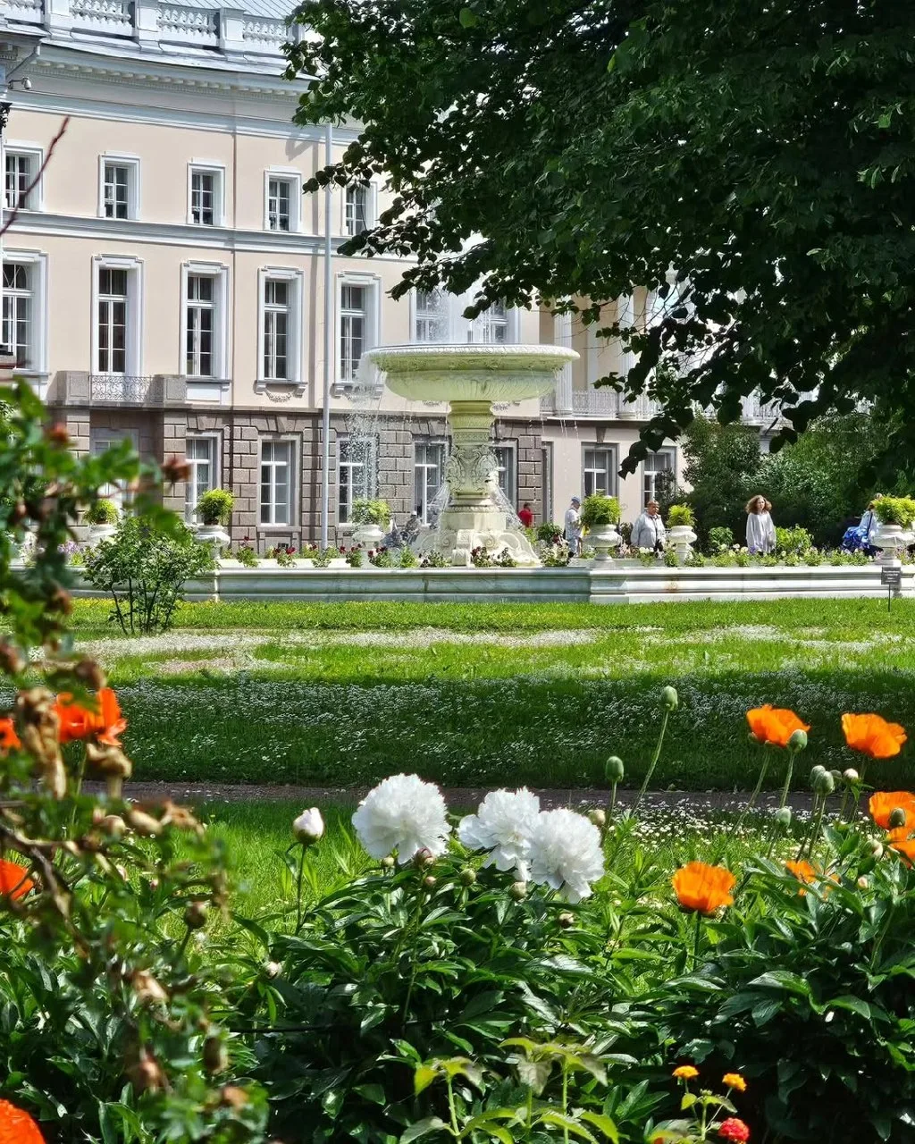 ​⛲️ В Екатерининском парке после зимнего перерыва вновь заработал поющий фонтан  Под мелодии классич