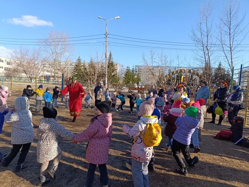 Как это было: наша яркая Ярмарка! 🎡🥨
Весна в этом году заглянула к нам в детский сад не одна, а с 