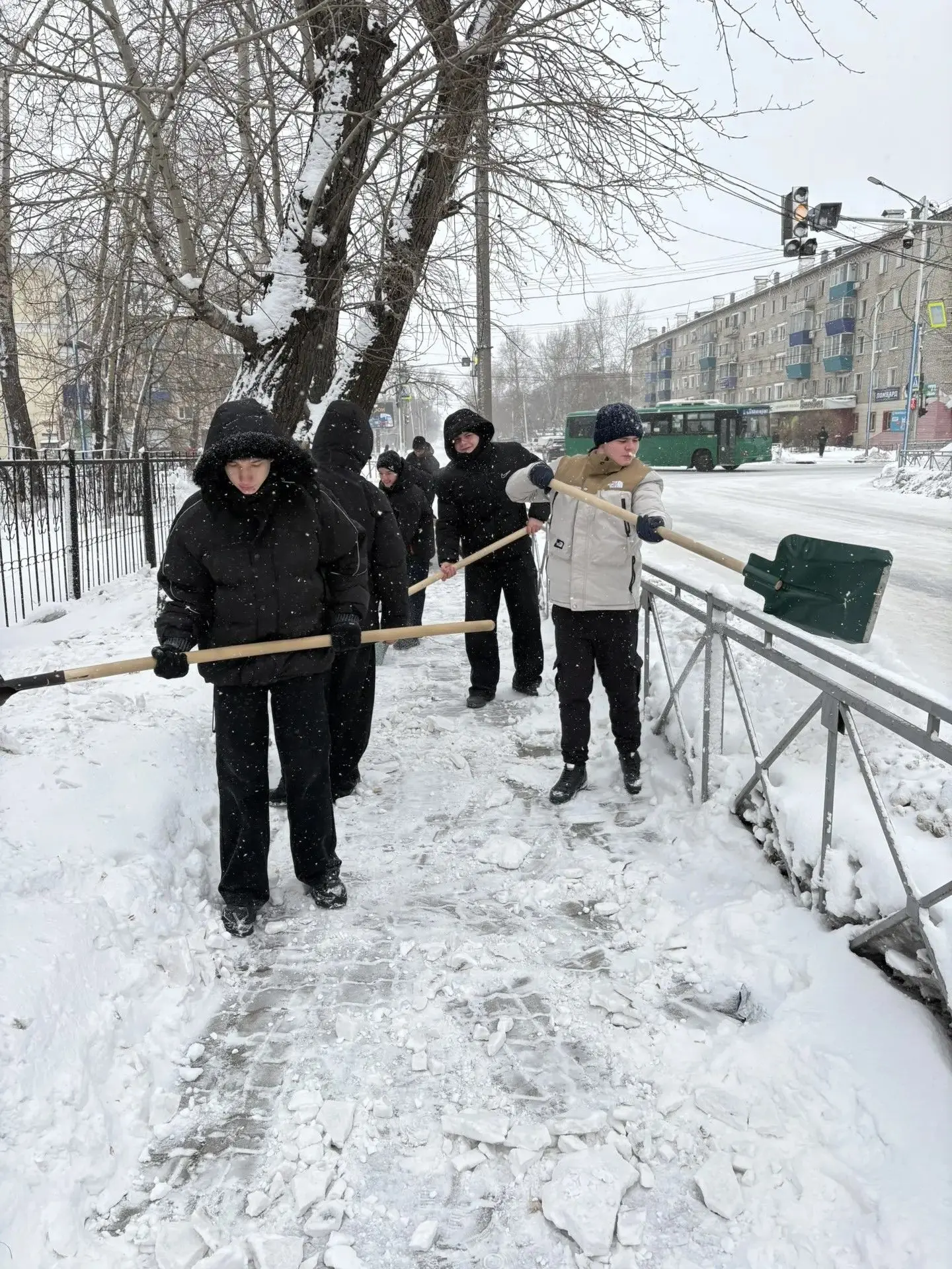 🟣Снег нам не помеха: старшеклассники в деле!  Зима проверяет нас на прочность, но наши старшеклассни