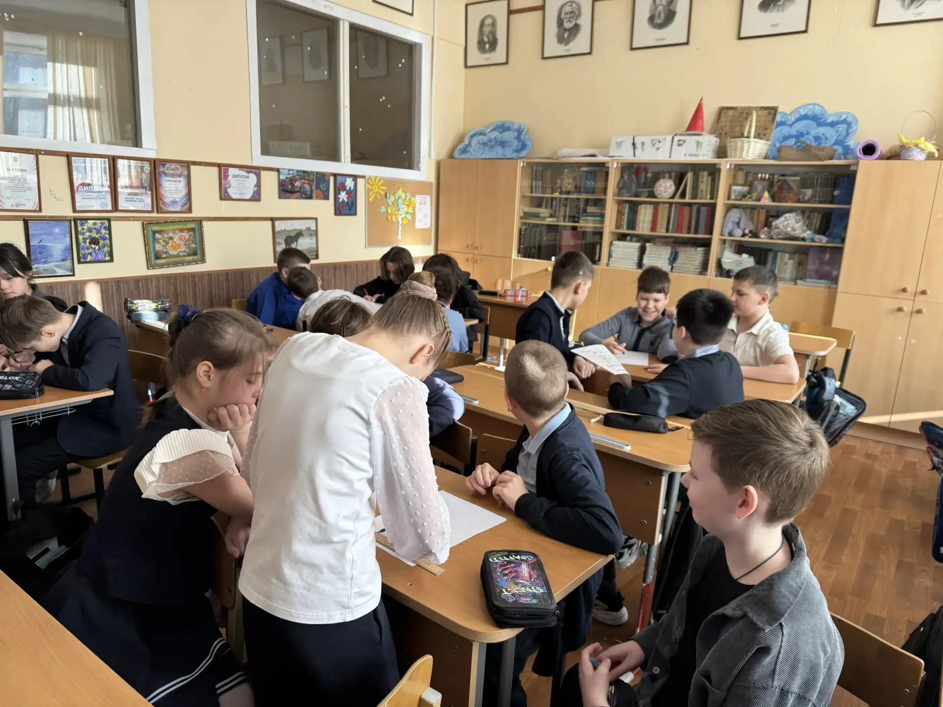 Церемония поднятия флага  📆Вот и наступил понедельник — начался новый учебный недельный цикл, а вмес
