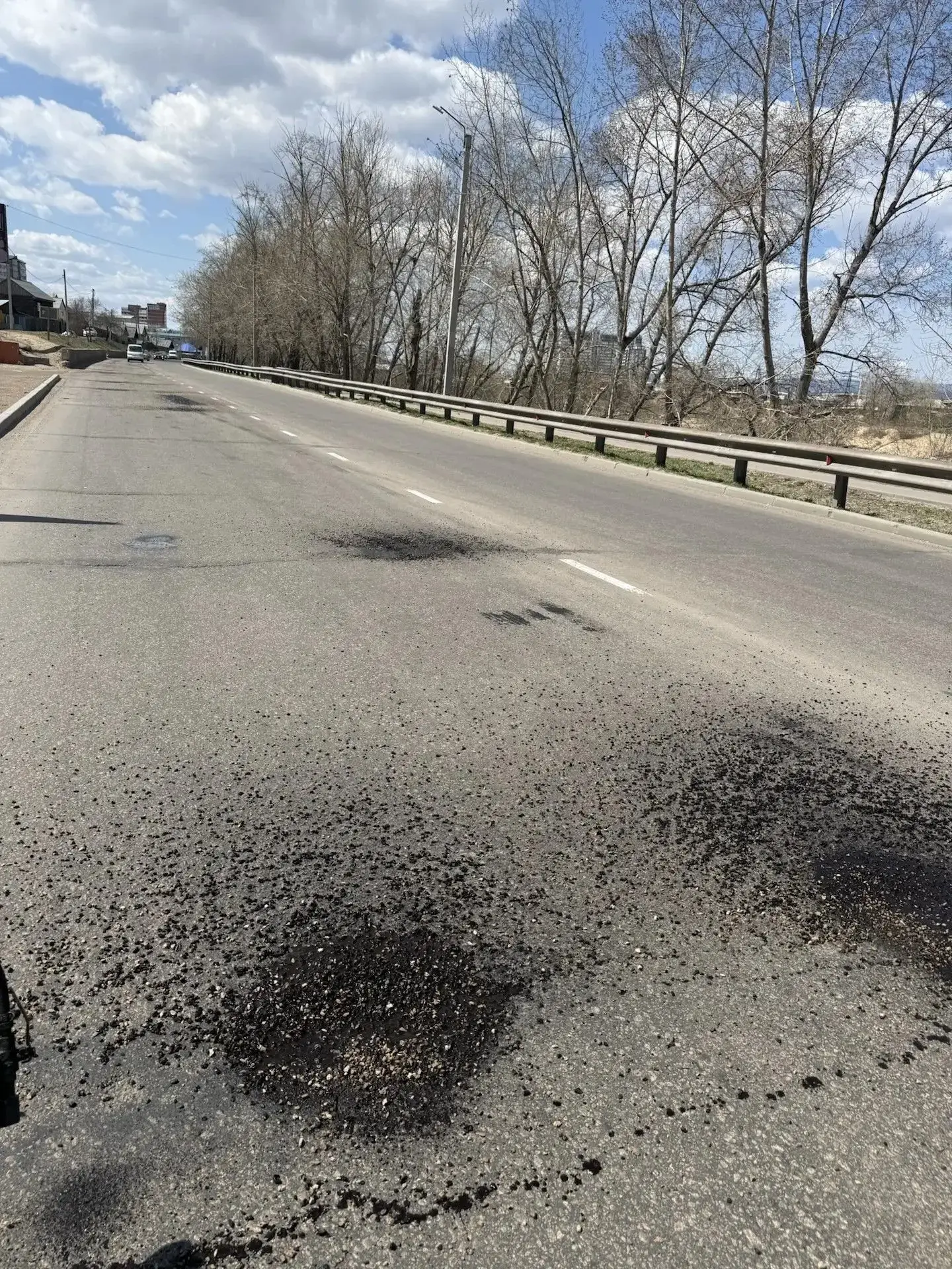 В Улан-Удэ ямочный ремонт провели более чем на 20 улицах   🛠️ За прошедший месяц сотрудники дорожной
