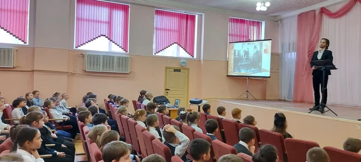 Сегодня в актовом зале лицея коллектив Саратовской областной филармонии им. А. Шнитке представил муз