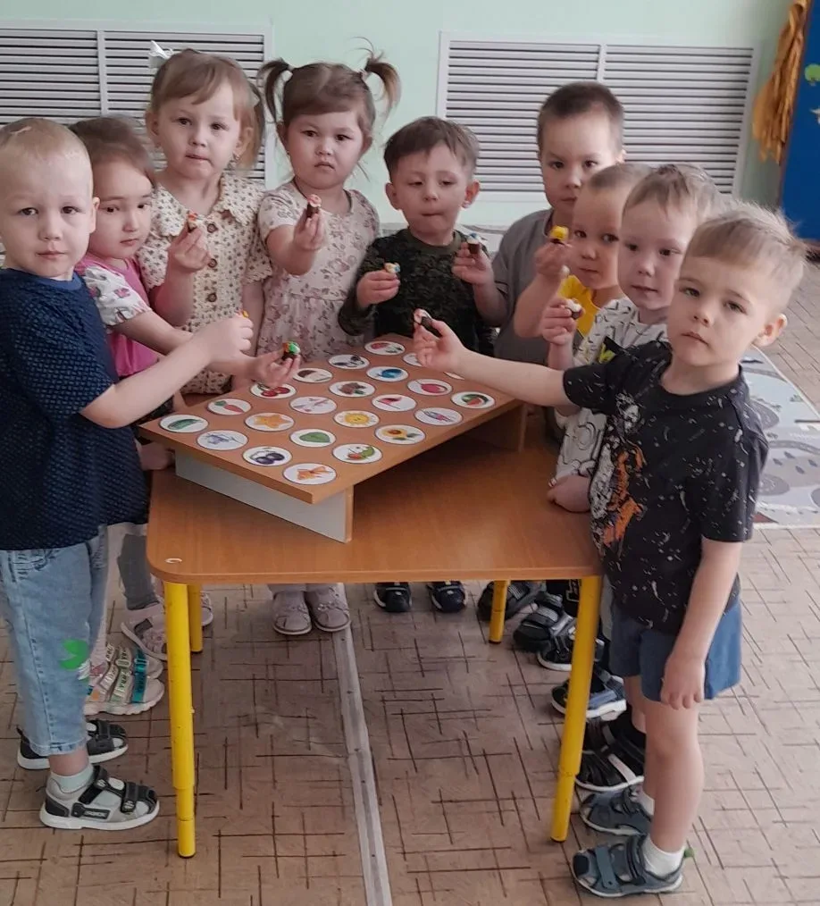 Во второй младшей группе "Сказка" эта неделя была посвящена празднику Пасхи, где дети играли в пасха