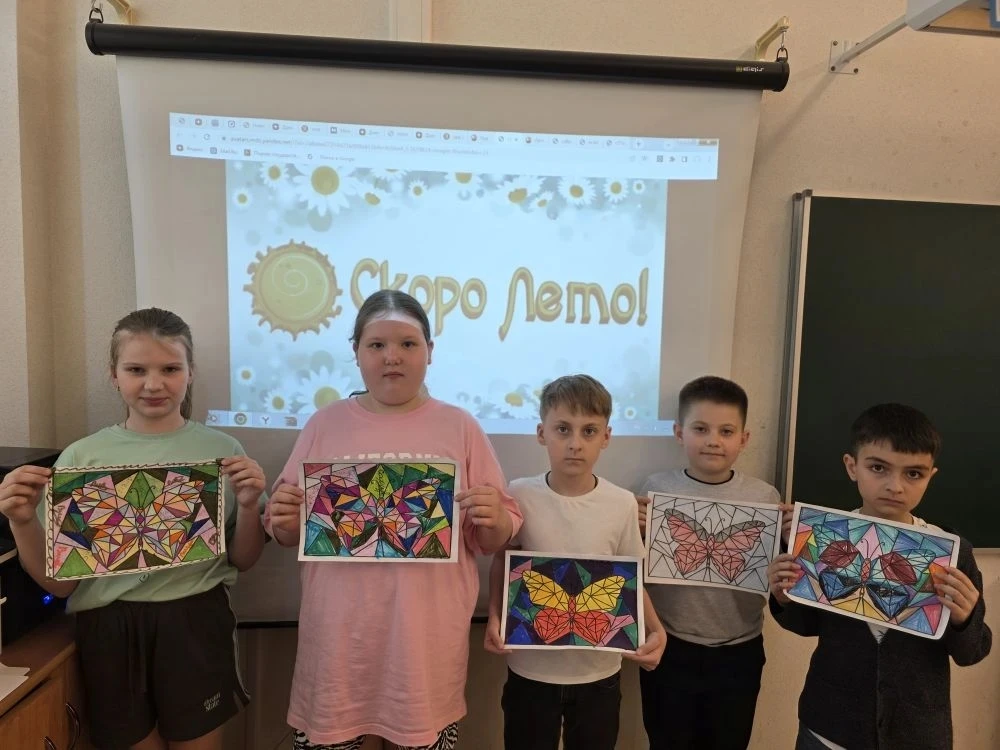 🌸 Урок труда в 3Б классе: мозаика «Бабочка» — летнее настроение своими руками! 🦋 В 3Б классе прошёл 