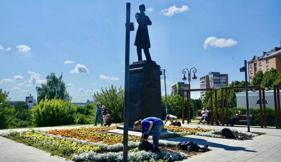 🌸 Орёл готовится к Дню города

В Орле специалисты обновляют цветочные клумбы к празднику. Работы ид