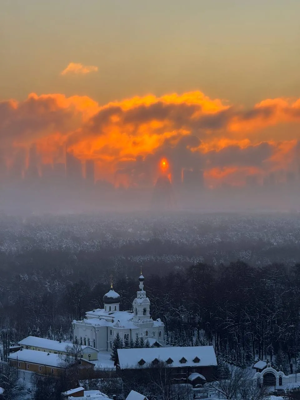 😍 Какой рассвет наблюдали сегодня утром москвичи.