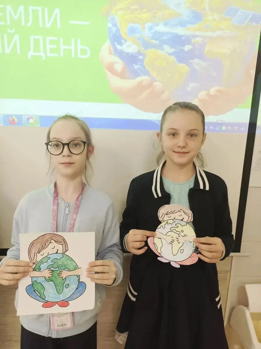 🇷🇺 Новая учебная неделя в МОУ СОШ 18 имени Подольских курсантов началась с главного!  Сегодня утро п