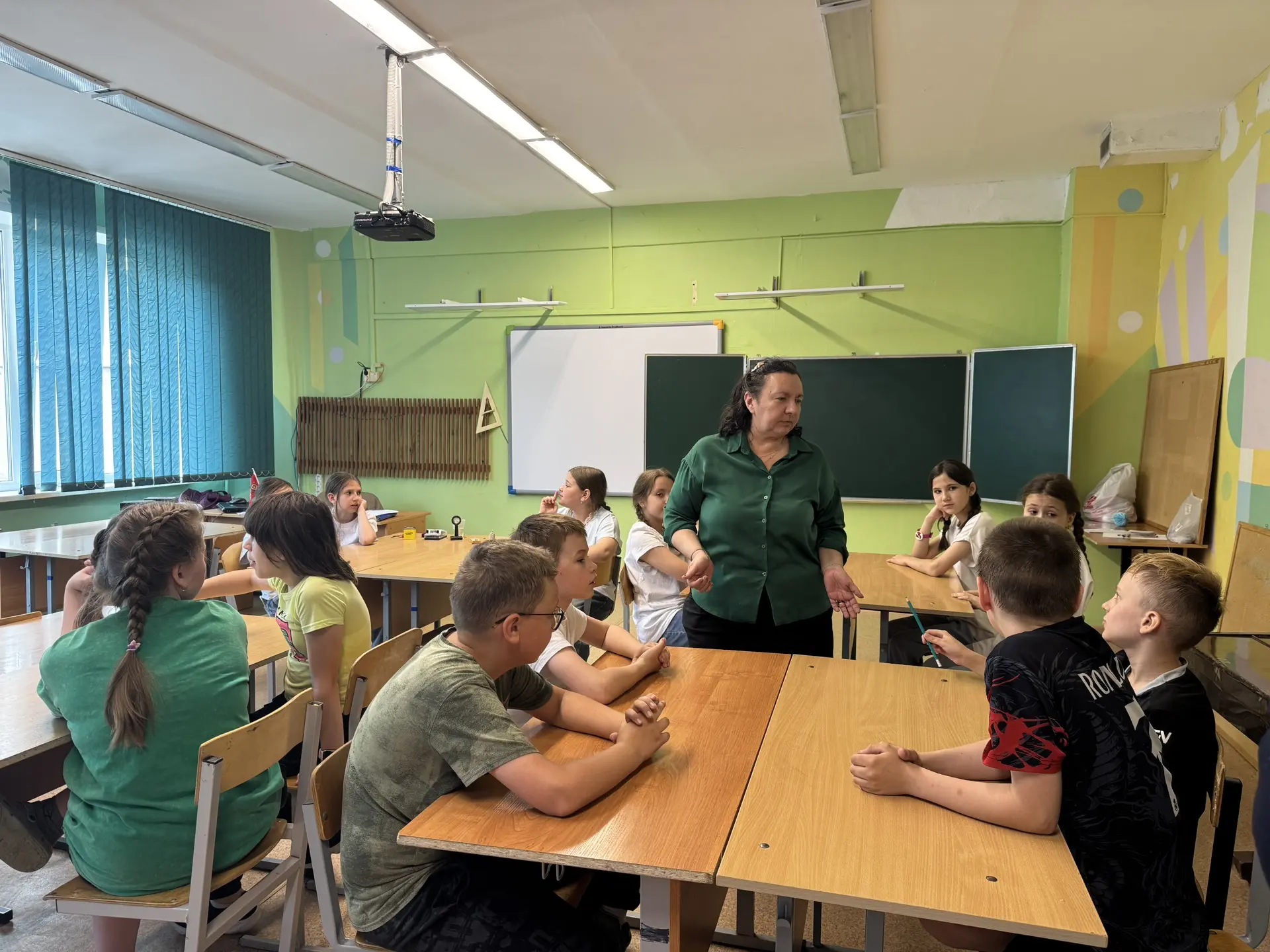 Сегодня в ЛОЛ «Солнечный» Ольга Алексеевна открыла ребятам дверь в большой мир физики! ✨