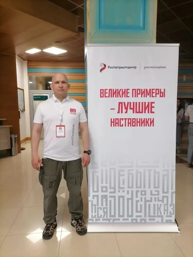 Начало положено!

👍 Вот наш наставник Максим Андреевич и добрался до места проведения полуфинала Вс
