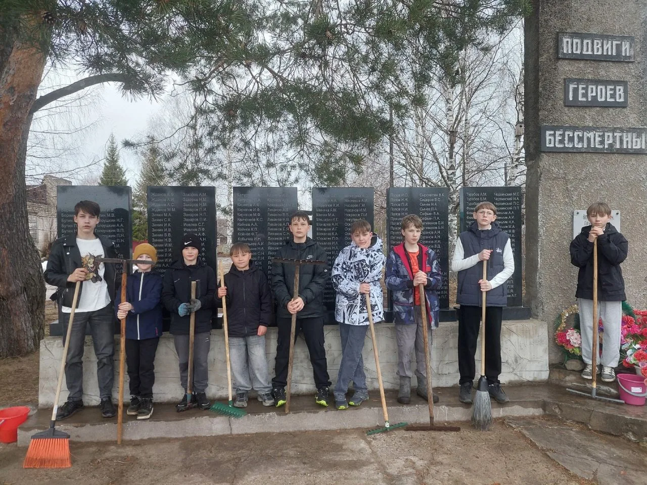👉 Команда "Первые ЛЕНА" продолжает шефство над общественной территорией "Место Памяти"...