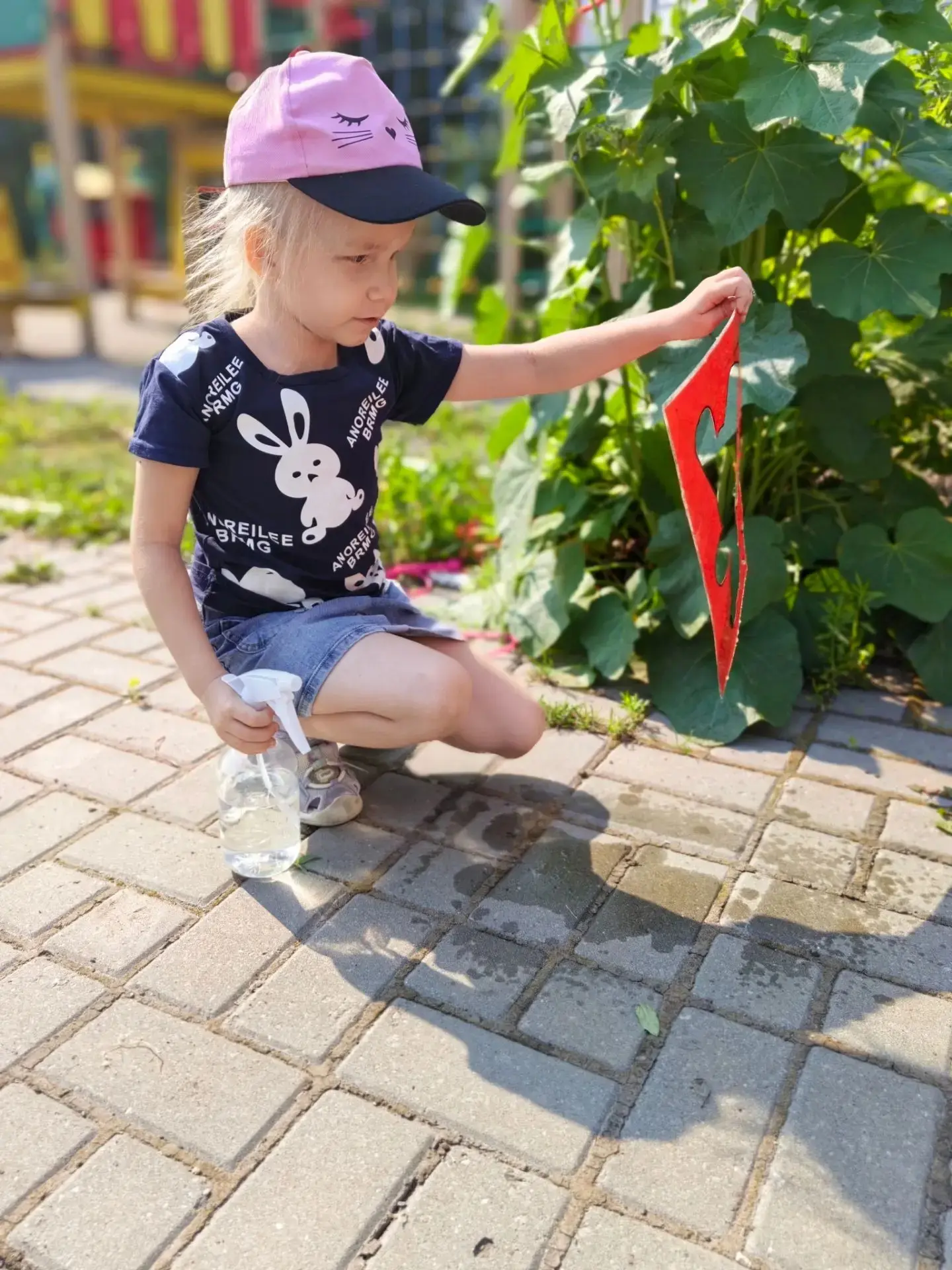 А мы сегодня рисовали на асфальте водой! 💧

Это увлекательная и полезная практика, которая помогает