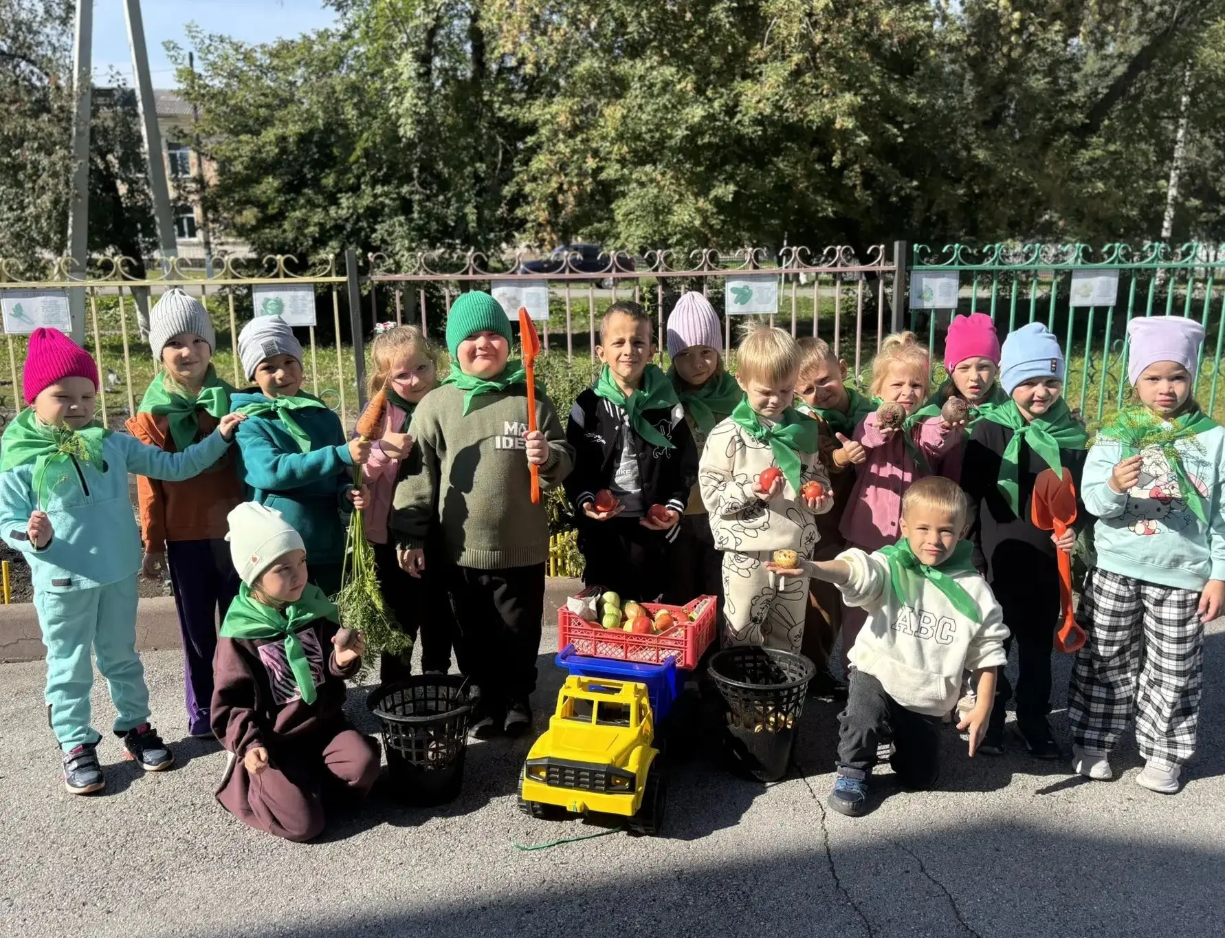 Так мы и отметили плоды своего летнего труда — с радостью и гордостью! 🍅🥒🥕