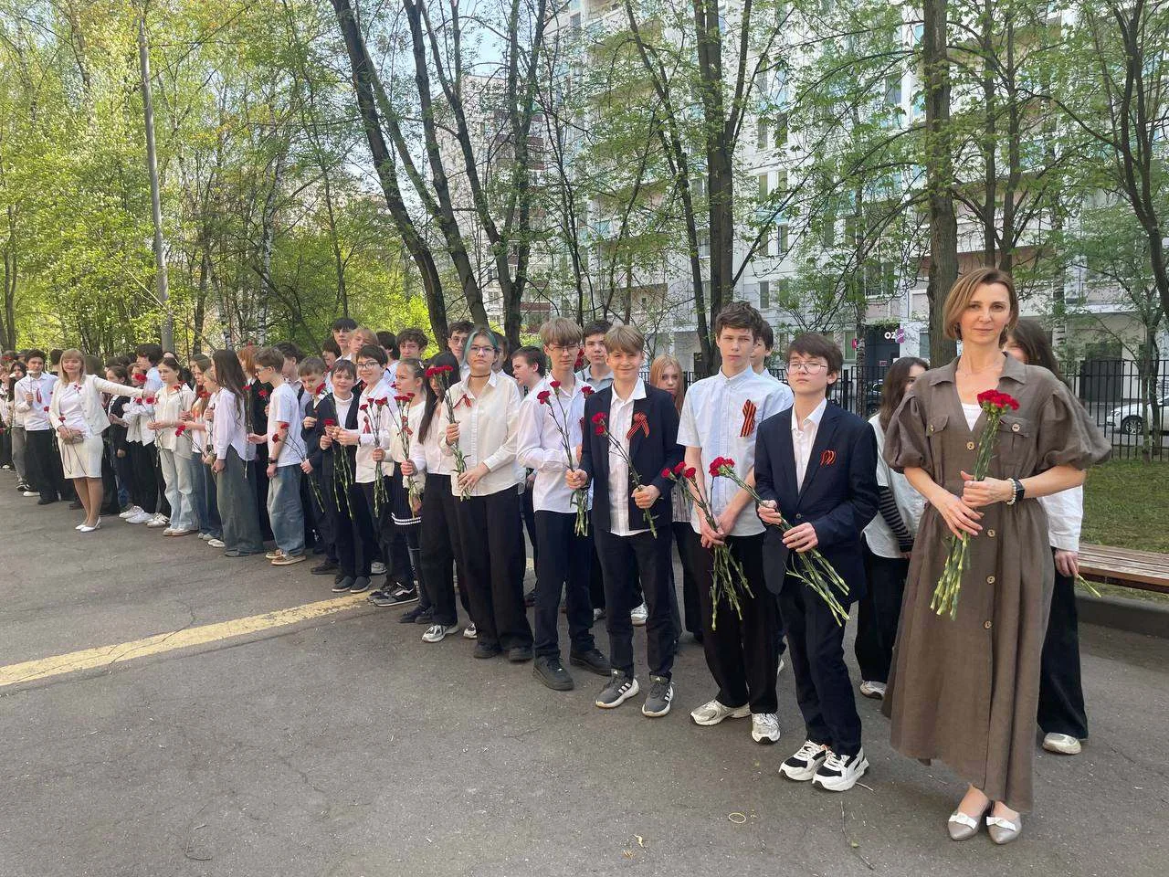 🌹 Красные гвоздики — символ памяти и благодарности   В нашей школе состоялась трогательная акция «Кр