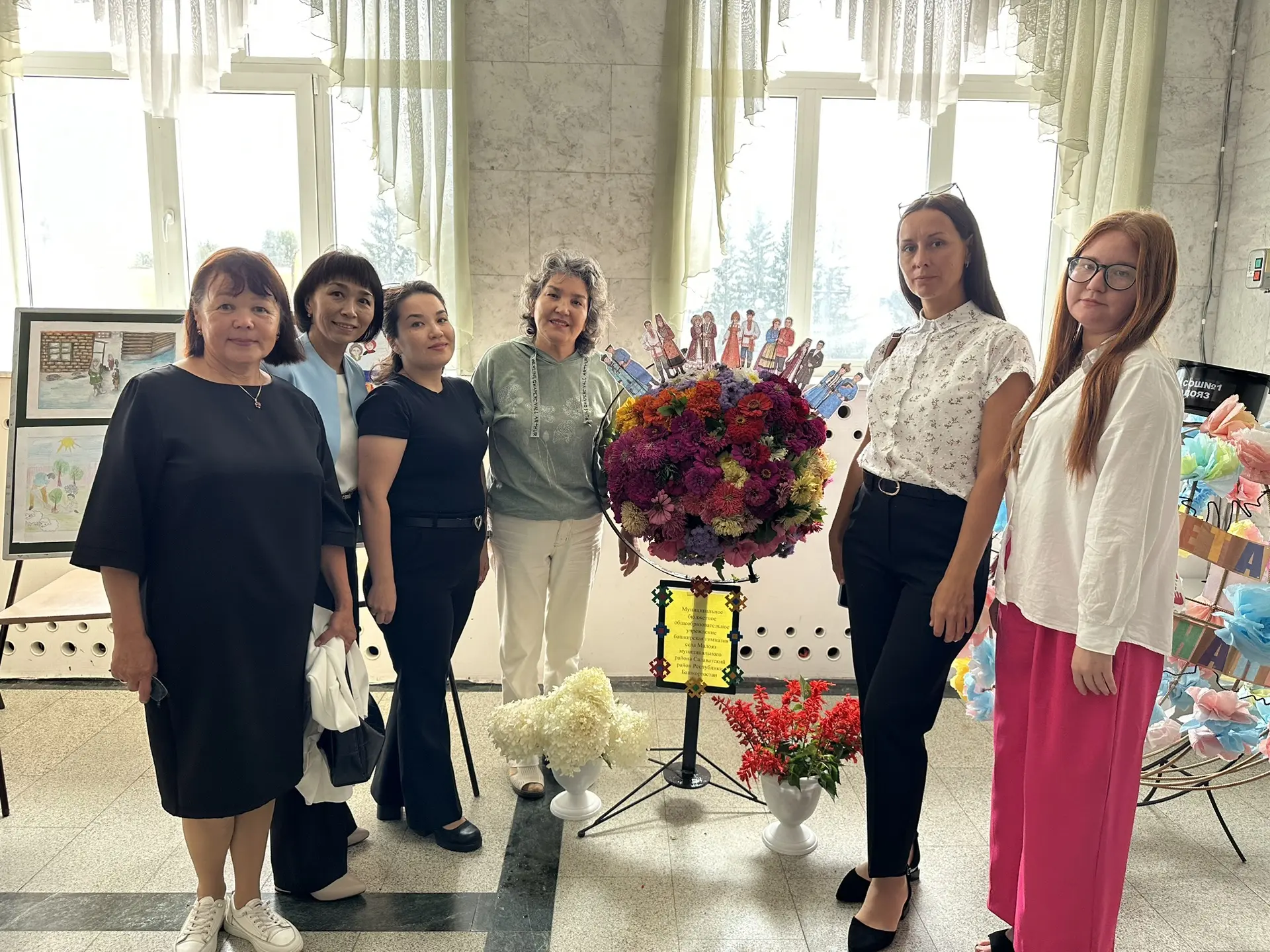 В этом году на августовскую конференцию мы подготовили не просто цветочную композицию, ...