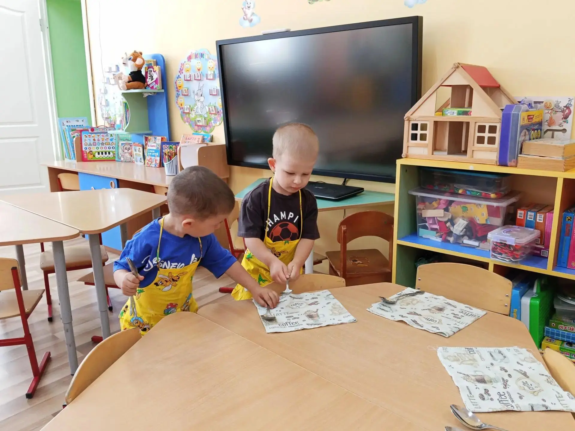 В нашей младшей группе «Зайчата» каждый день учатся и трудиться, и отдыхать с удовольст...