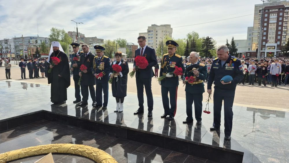 На площади Победы проходит торжественный парад, посвящённый 81-й годовщине Победы в Великой Отечеств