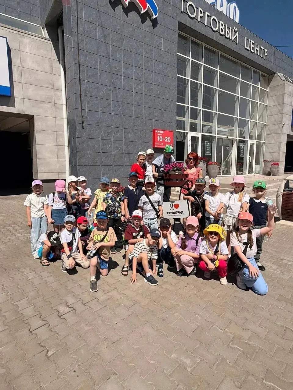 В конце  учебного года  учащиеся 1-а класса  посетили  детскую мастерскую "МУЛЬТИСТОРИЯ" по созданию
