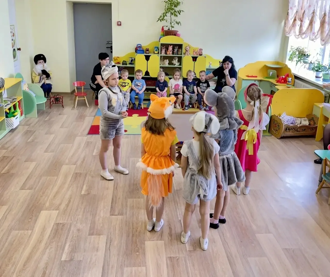 🎭Волшебство сцены: как старшие дошкольники подарили праздник самым маленьким зрителям🎭 В нашем образ