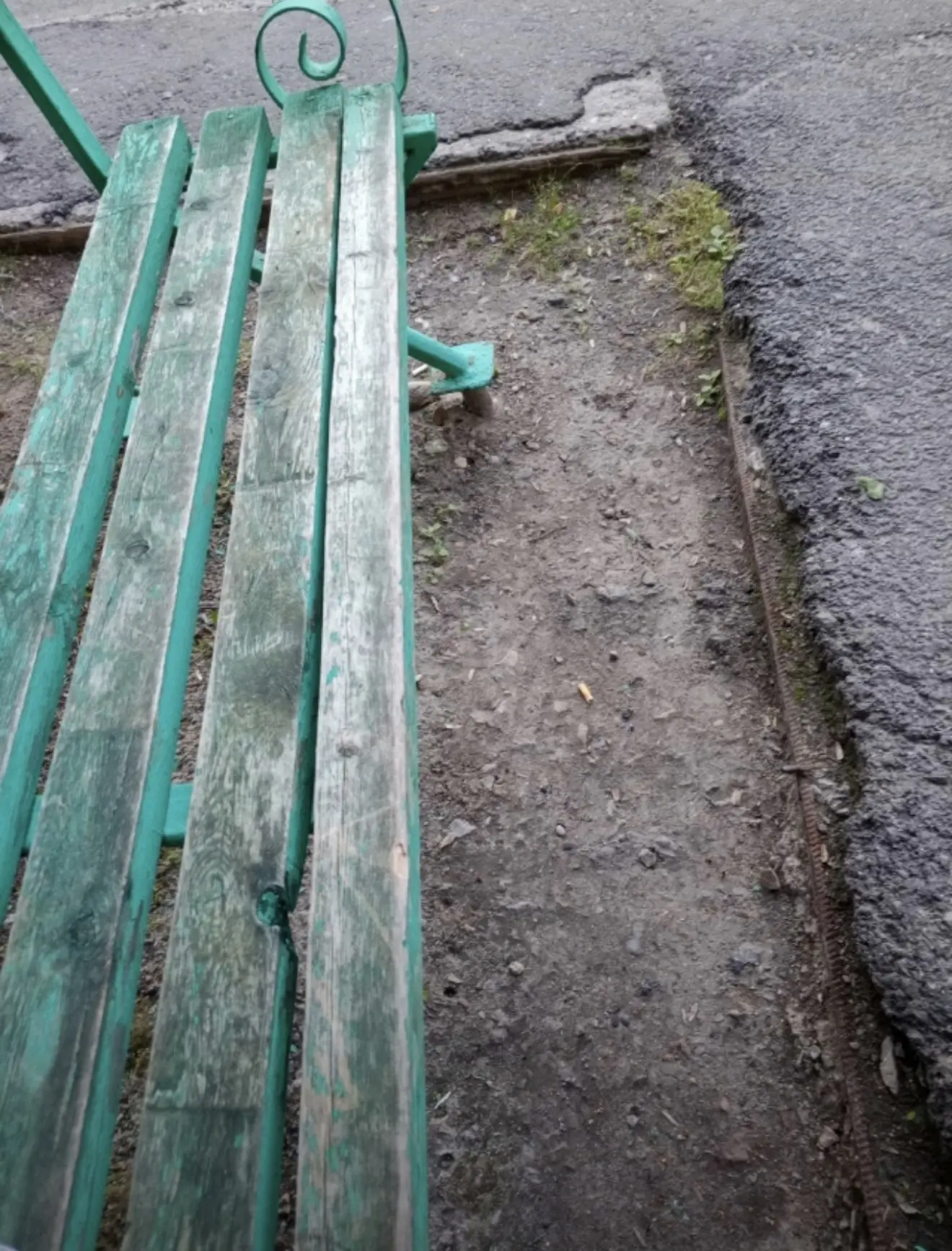 Здравствуйте. Мира 14 первый подъезд много лет уже лавочка в таком состоянии и далеко о...