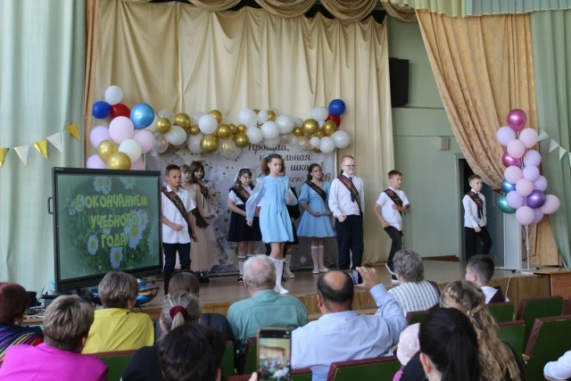 🎉 Прощание с начальной школой: выпускной для четвероклассников 🎉 
 
25 мая в нашей школе состоялос