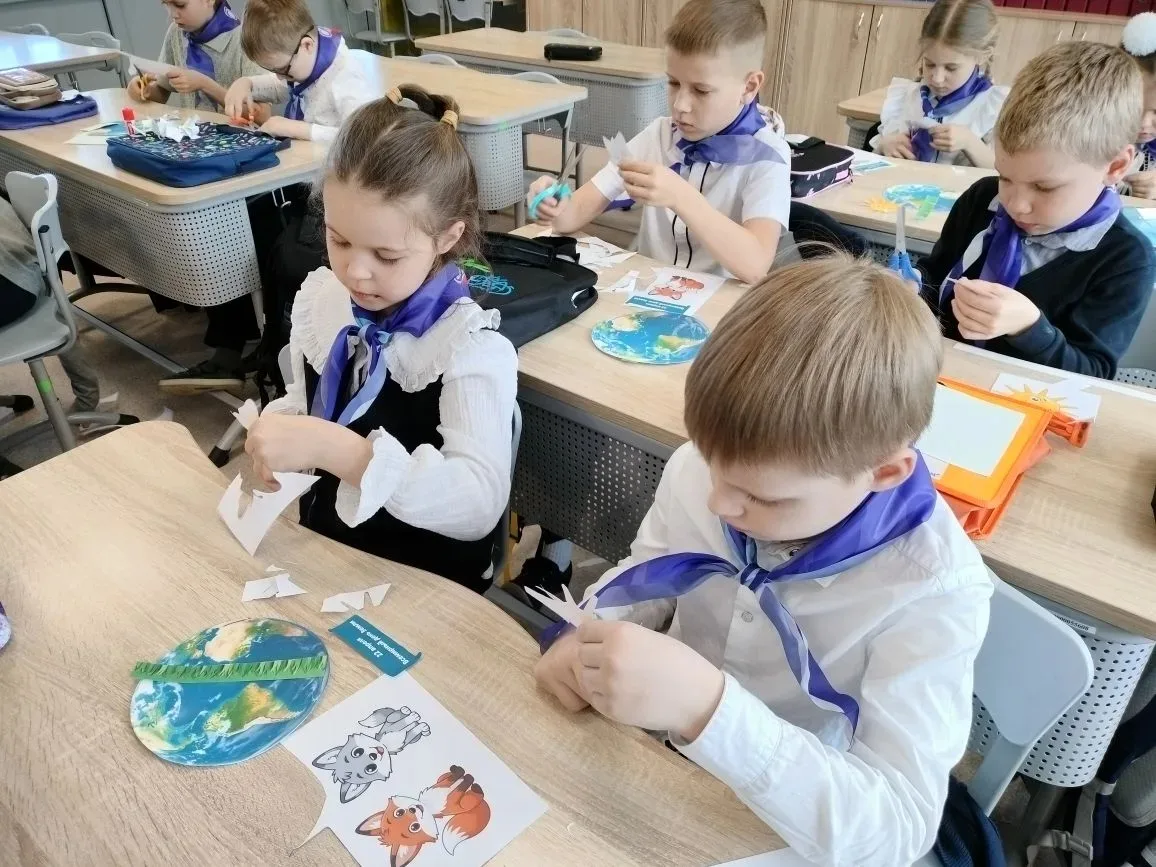 🌍Маленькие руки — большое дело: 1М класс отметил День Земли!   Сегодня наши первоклассники устроили 