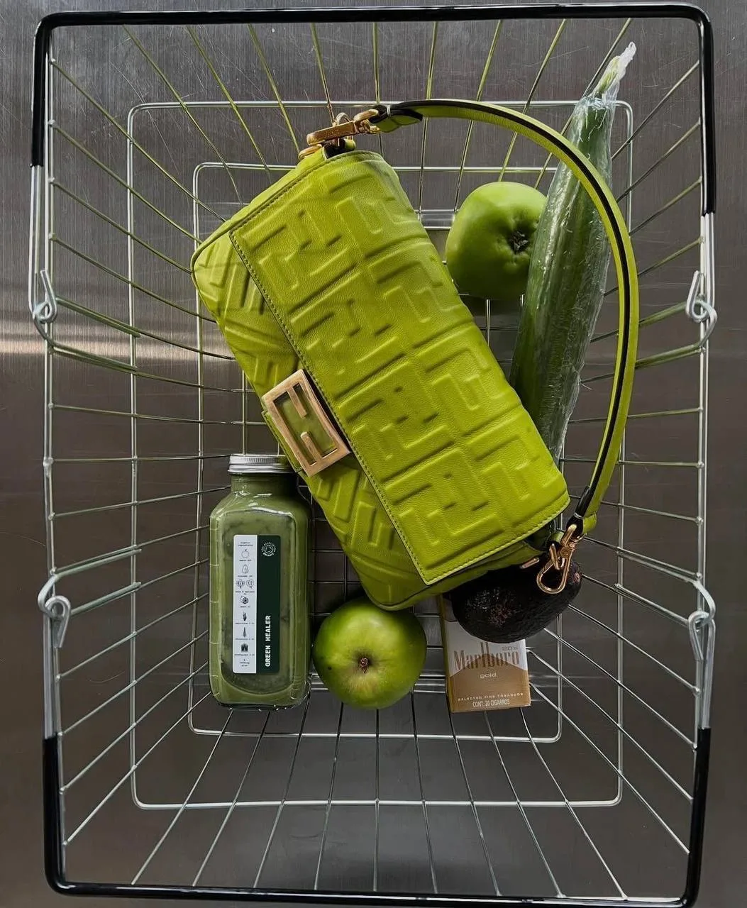 FENDI Baguette снова в центре внимания!
В этот раз самых смелых и ярких интерпретациях. Забудьте про