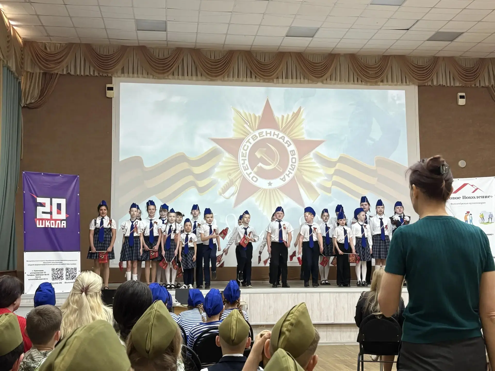 Песни Победы в сердцах детей: в школе №20 прошла «Битва хоров»! 🎤⭐  Сегодня стены нашей школы наполн