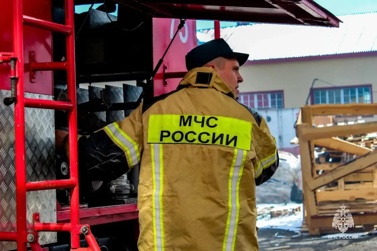 В Ханты-Мансийске ликвидировали крупный пожар на складе  Как сообщает пресс-служба главного управлен