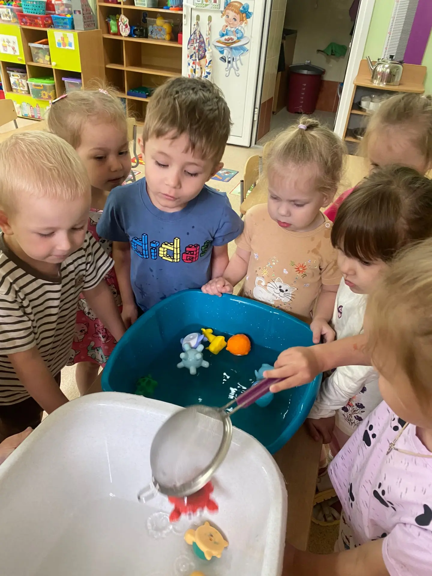 В группе «Умнички» прошел увлекательный День опытов с водой! Вода окружает нас повсюду, но сегодня р