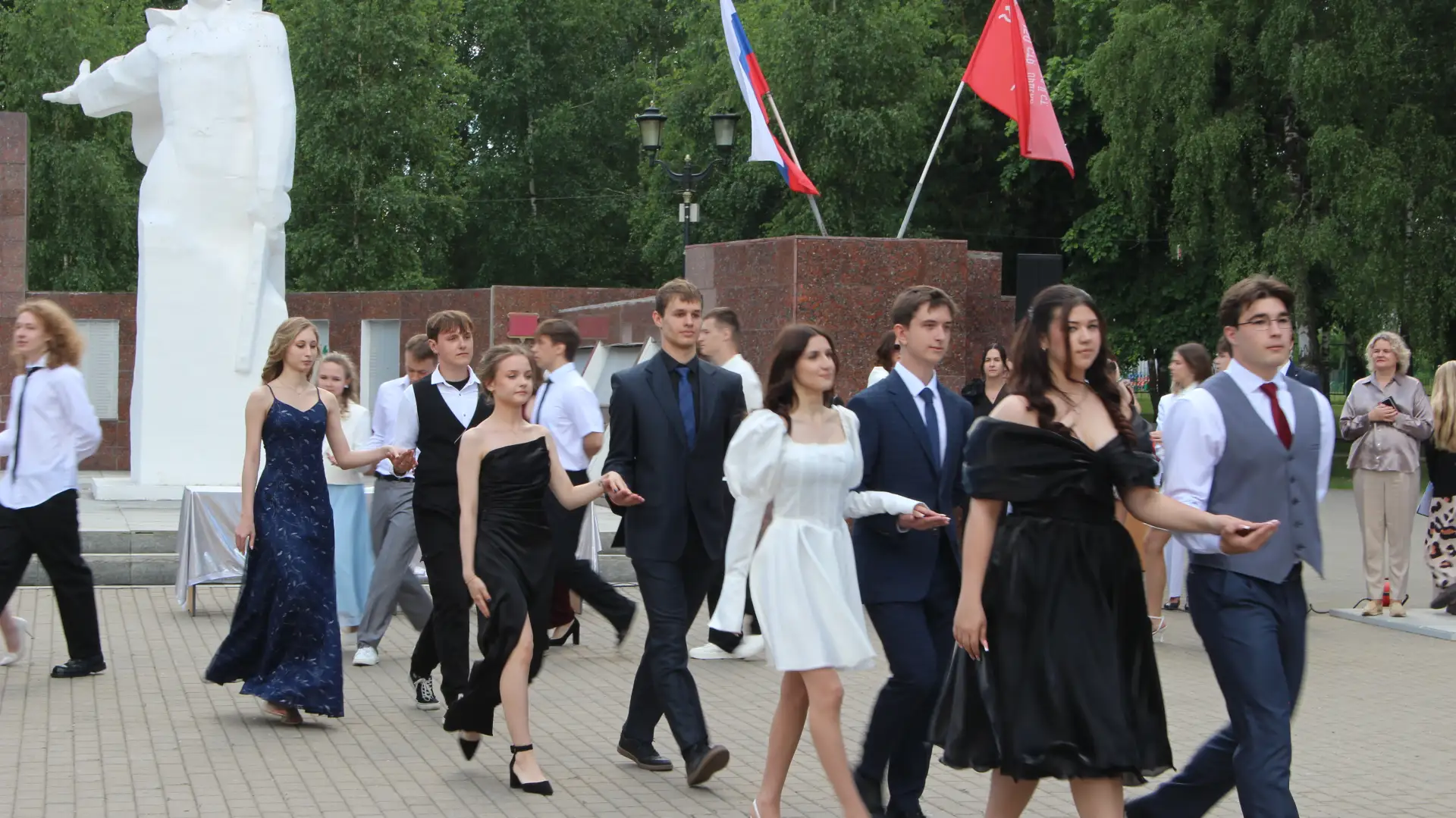 🎉 Выпускной 11-х классов — новая глава открыта! 🎉

На этой неделе мы проводили наших одиннадцатикл