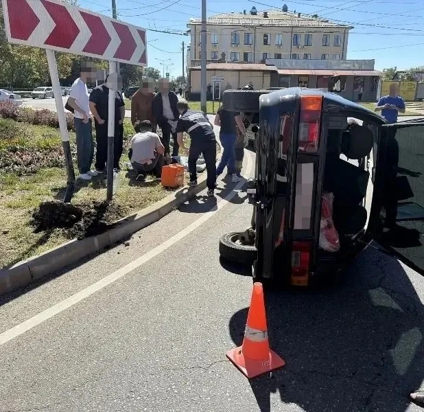 ❗В Майкопе полицией проводится проверка по факту ДТП с опрокидыванием автомобиля.