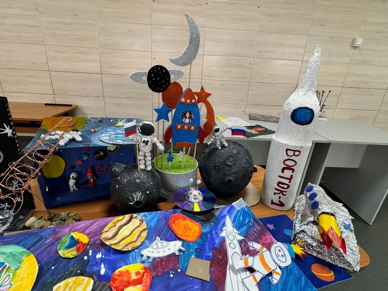 🚀 К звёздам своими руками! 🚀  Наши юные «космонавты» из начальной школы уже готовы покорять галактик
