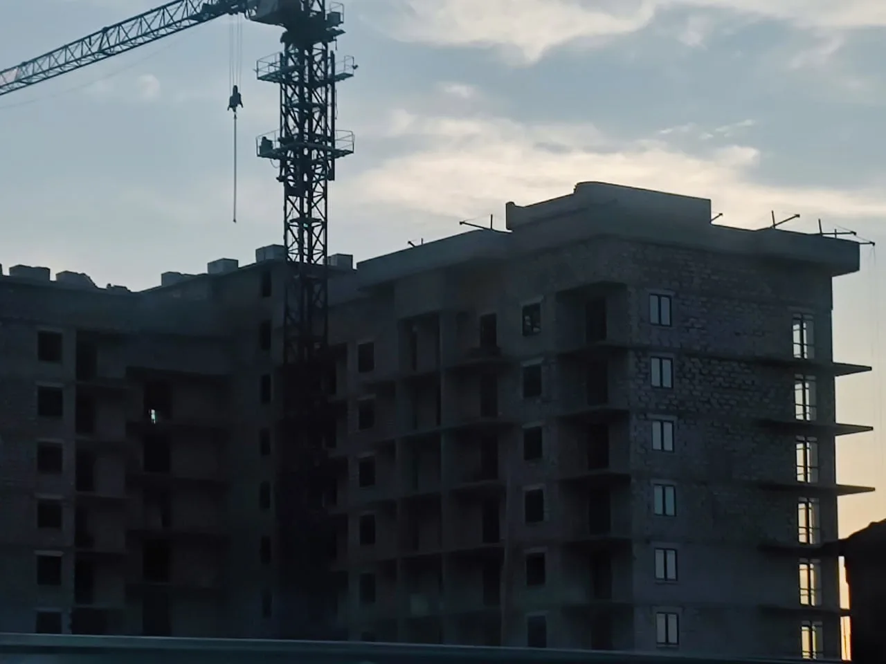 🏠 Вот как сейчас выглядит ЖК «Дружба»

Строители завершают кладку стен и внутренних перегородок. 

