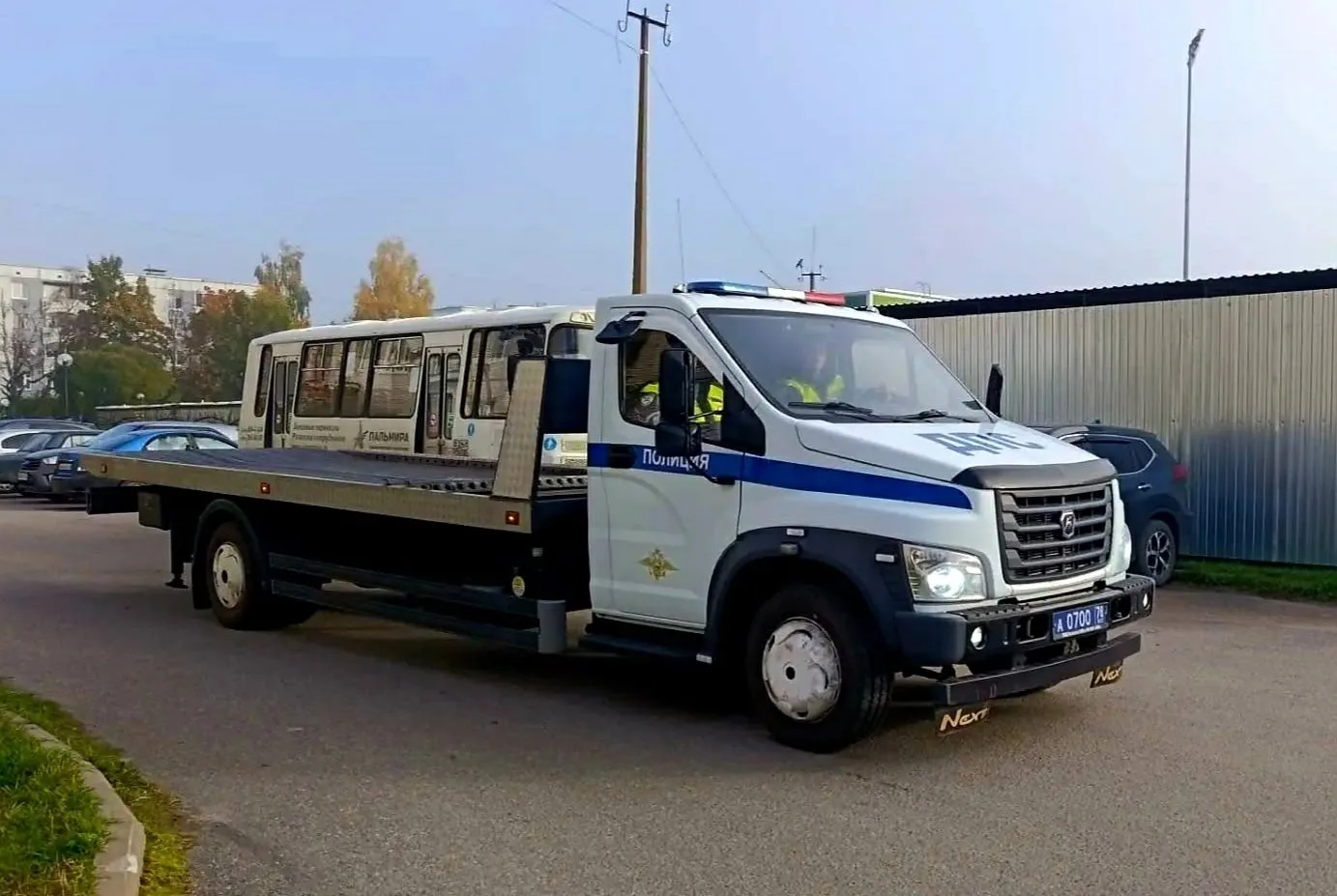 🚨 В Приозерске убирают брошенный транспорт со дворов