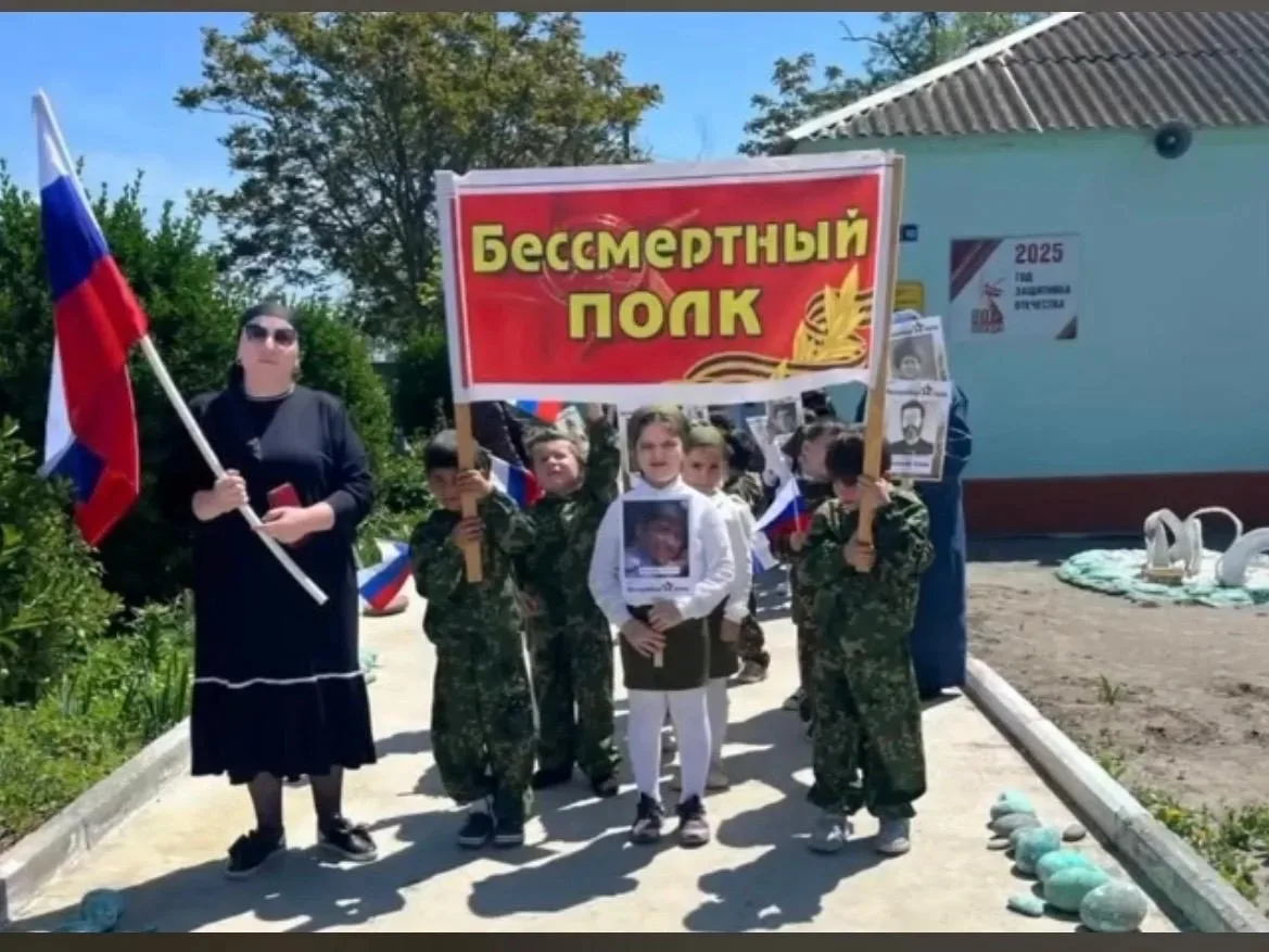 «Помним сердцем»

Накануне в ГКДОУ РД Красносельский детский сад "Колокольчик" Хунзахского района" с
